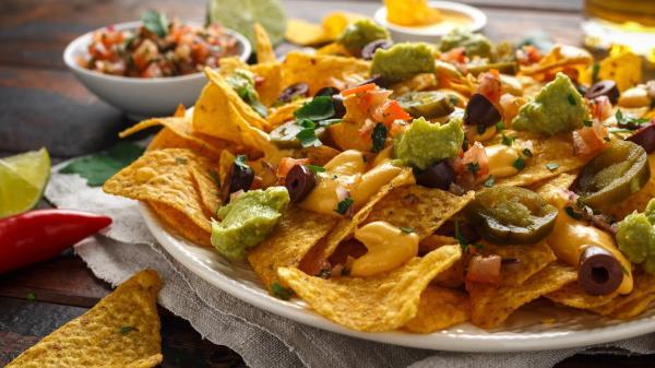 一位名叫伊格纳西奥(Ignacio)的厨师和三种食材:玉米片(Nachos)，这是所有墨西哥食物中最具美国特色的，还是相反?