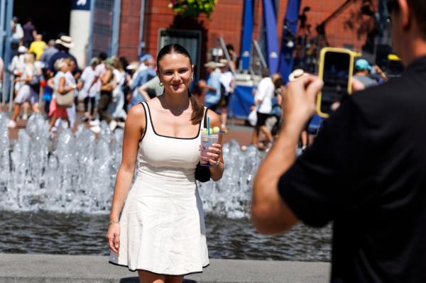 A US Open fan poses with her Ho<em></em>ney Deuce 