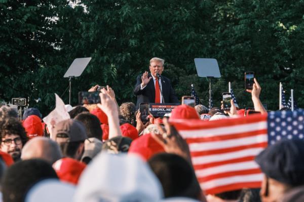 Former US president Do<em></em>nald Trump speaks at the rally

People attend a campaign rally for former US president Do<em></em>nald Trump in Cortona Park in the Bronx. 
