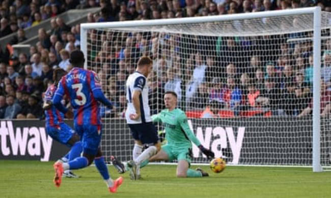 Dean Henderson saves from Dejan Kulusevski.