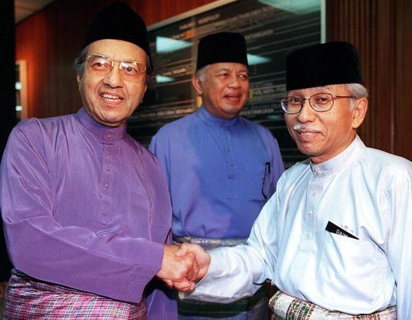 Remembering the good old days: Then prime minister Tun Dr Mahathir Mohamad commending Tun Daim Zainuddin after the latter completed his delivery of the Budget speech in Parliament on Feb 25, 2000. Looking on is the former information minister Tan Sri Khalil Yaakob.