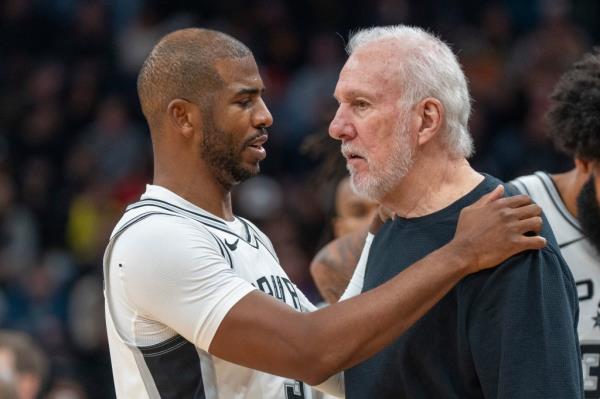 Gregg Popovich (r.) talks with Spurs guard Chris Paul (l.) during a game against the Jazz on Oct. 31, 2024.