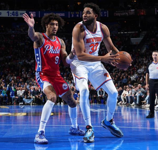 Karl-Anthony Towns looks to make a pass during the Knicks' win over the 76ers.