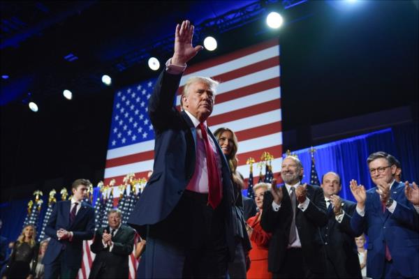 Former President Do<em></em>nald Trump and Melania Trump waving at crowd during election night watch party, West Palm Beach, Florida, 2024