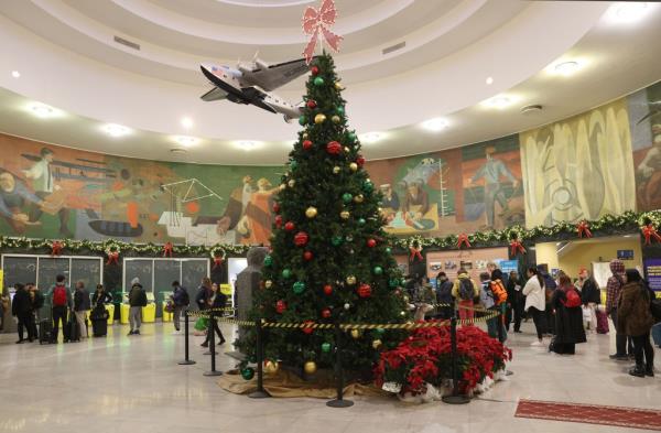 A new report praises LaGuardia Airport for how it manages holiday travel.