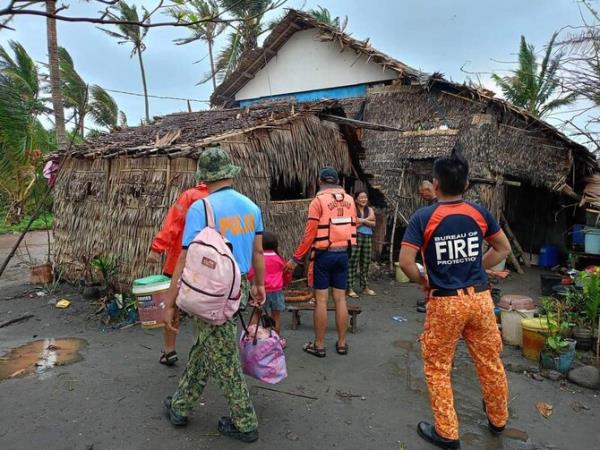 Thousands flee as Typhoon Usagi hits north of Philippines