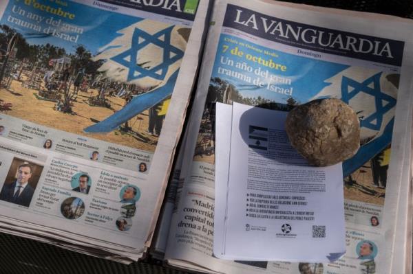 BARCELONA, CATALONIA, SPAIN - 2024/10/06: Leaflets denouncing the Palestinian genocide are seen placed on the Sunday edition of the newspaper La Vanguardia with a headline recalling a year of co<em></em>nflict and trauma during the rally. Thousands of people have demo<em></em>nstrated in the centre of Barcelona to call for a ceasefire over Palestine and Lebanon and to demand that the Spanish Prime Minister, Pedro Sánchez, immediately cease all collaboration by the Spanish government in the sale of arms to Israel. (Photo by Paco Freire/SOPA Images/LightRocket via Getty Images)