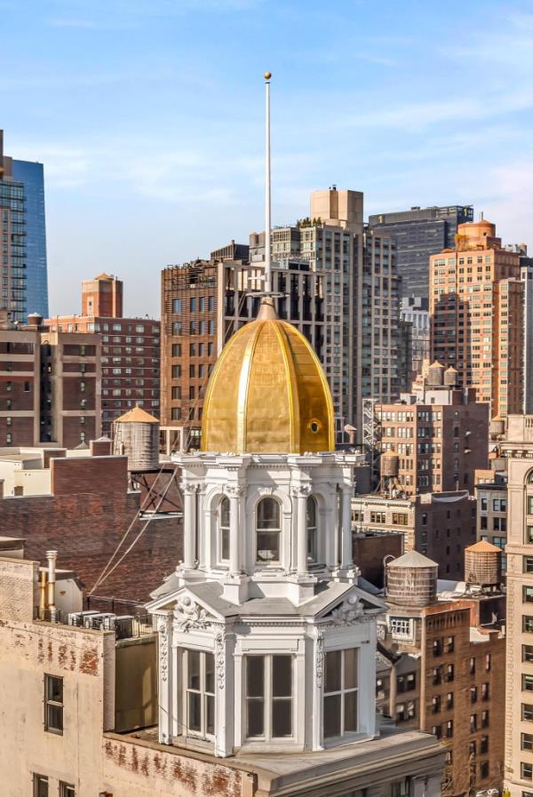 The residence, spread over the top floors of the historic Sohmer Piano building, includes a grand entertaining space under the dome, and luxurious details like a soaking tub facing the Empire State Building.