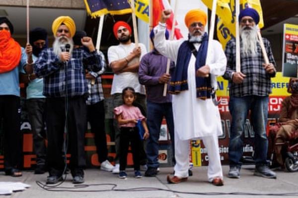 Demo<em></em>nstrators rally in support of Khalistan, an independent Sikh homeland, outside the Indian co<em></em>nsulate in Toro<em></em>nto on 25 September 2023, after the murder of Sikh separatist Hardeep Singh Nijjar.