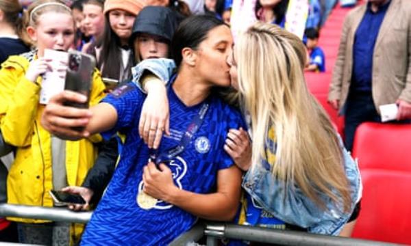 Sam Kerr takes a selfie of herself kissing Kristie Mewis